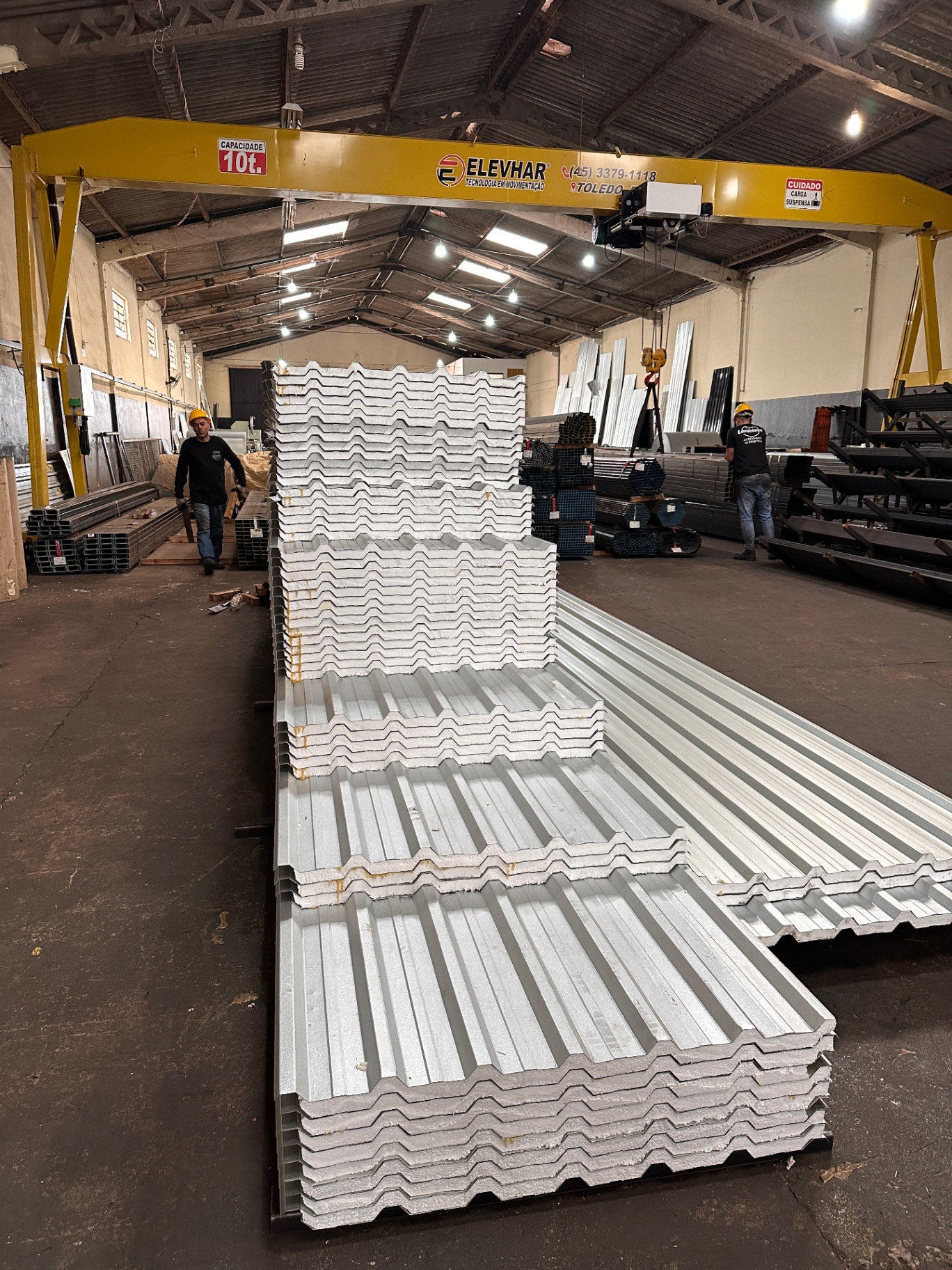 Equipamento industrial do Grupo Londriaço com tubos metálicos prontos para processamento.